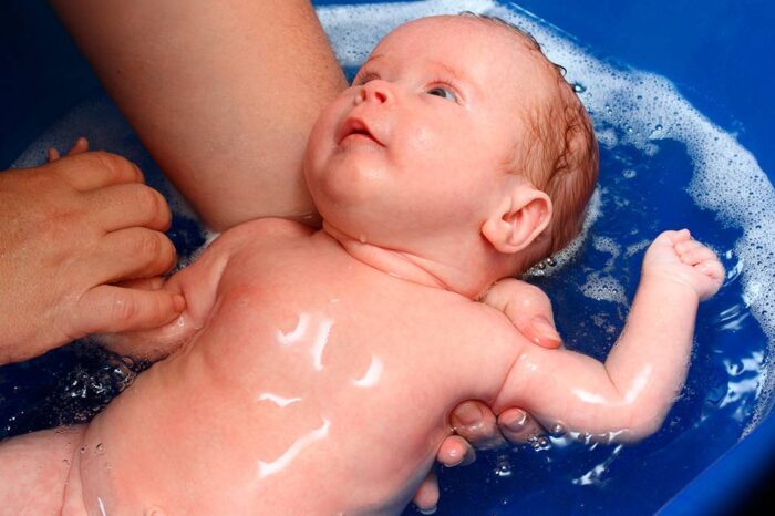 Recomendaciones para bañar a tu bebé paso a paso