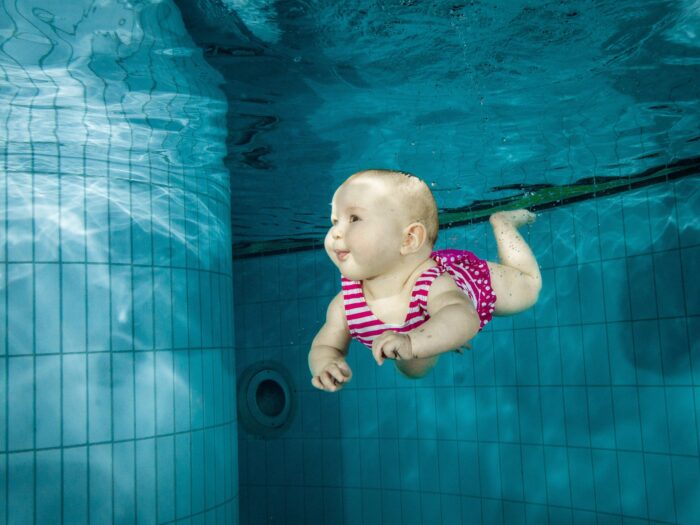 La natación para bebés es una de las mejores terapias de estimulación